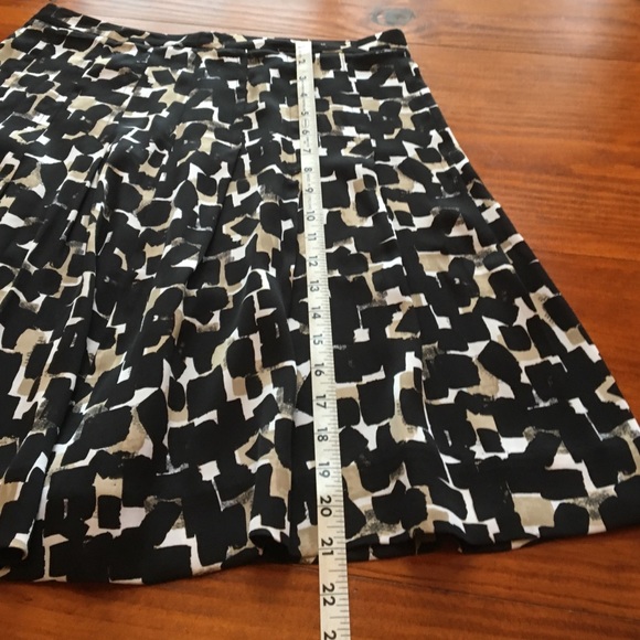White House Black Market Skirt size 8 pleated - Picture 3 of 4