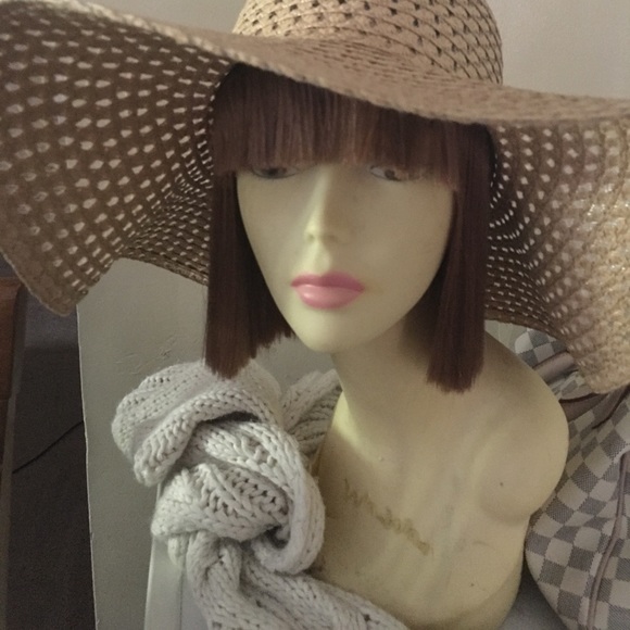 Wig less hat on the go