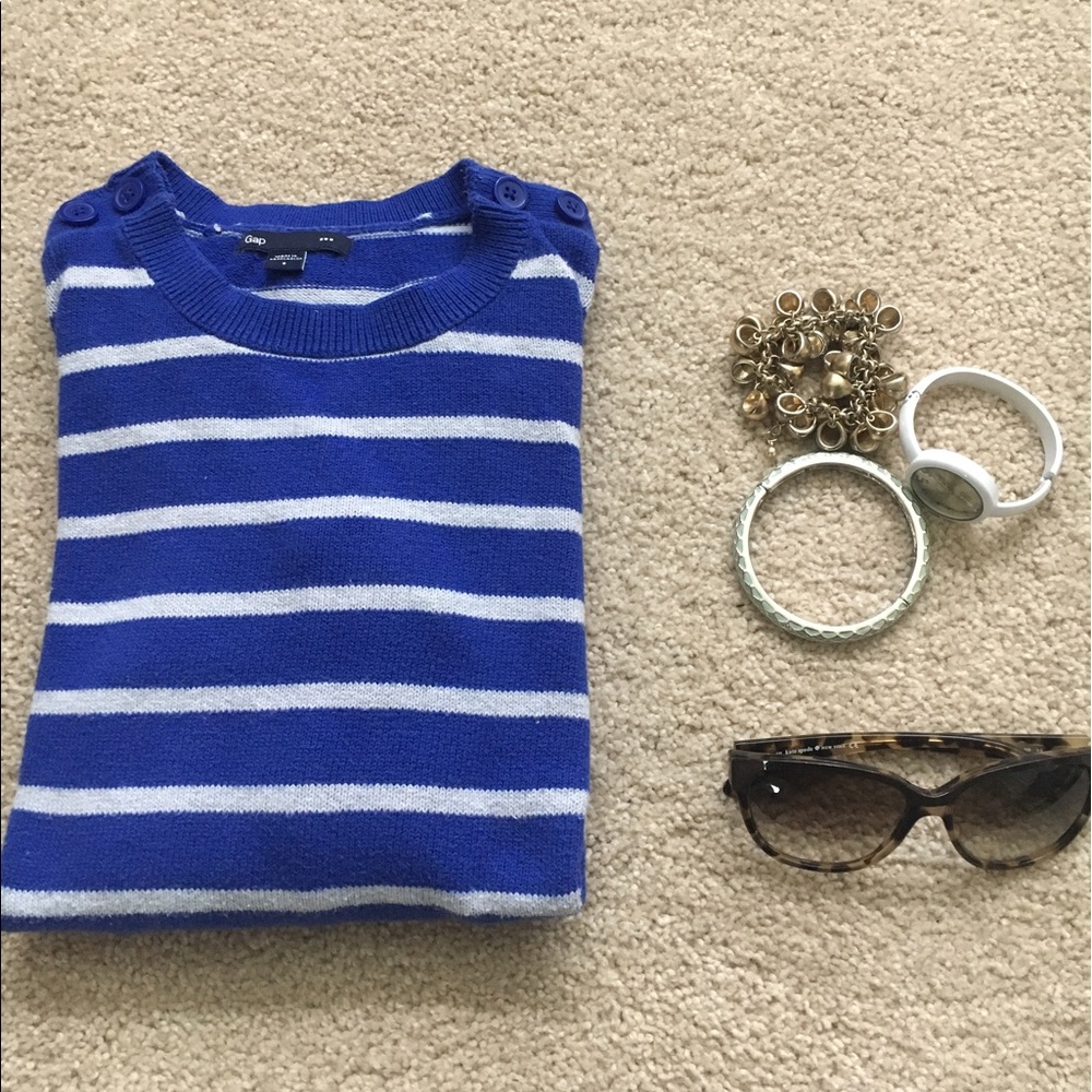 GAP light sweater