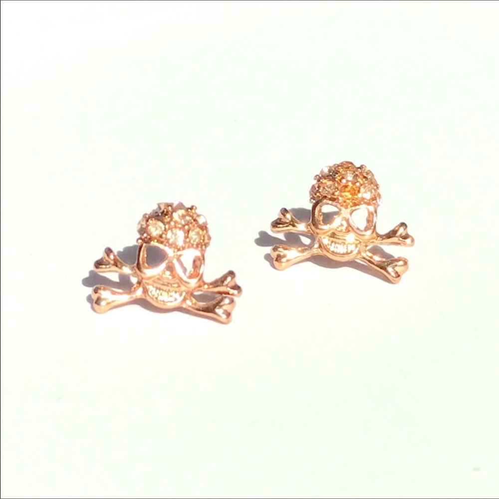 Rose gold skull earrings with rhinestones detail