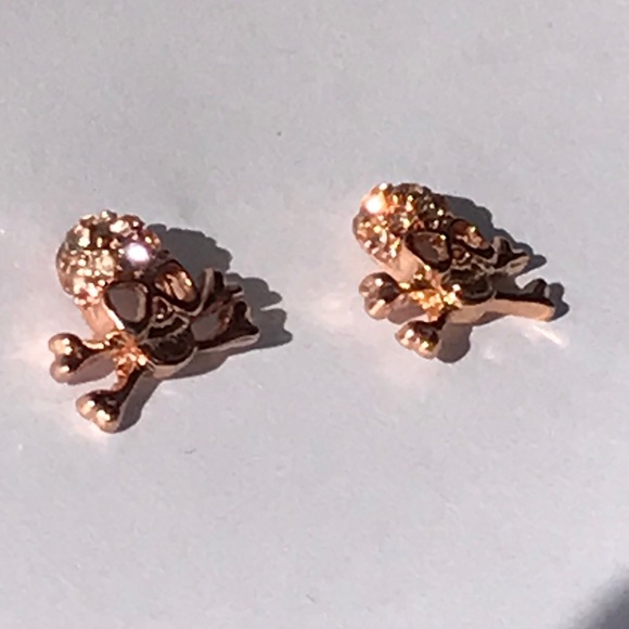 Rose gold skull earrings with rhinestones detail - Picture 5 of 8