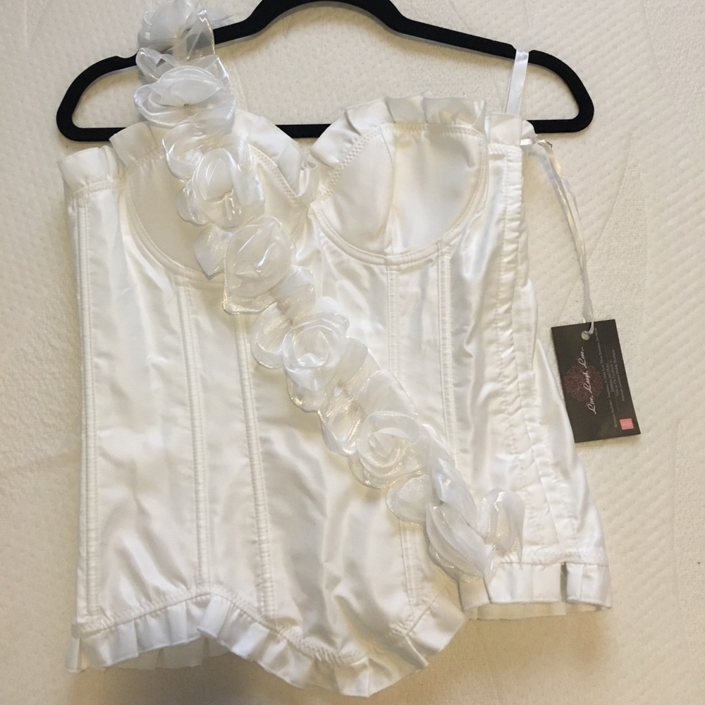 Never worn! Bridal lace up corset🌷