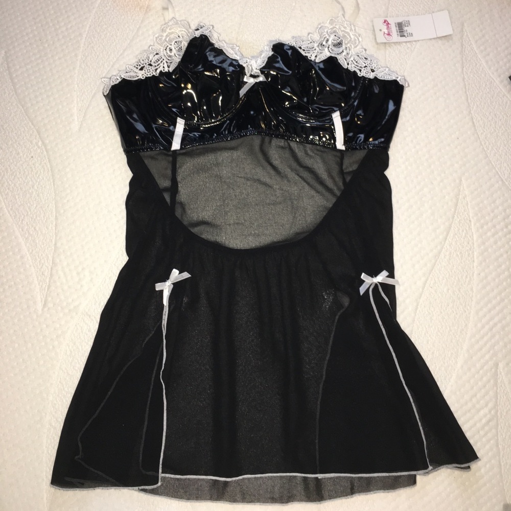 Intimate nighty with open back and 4 sexy slits