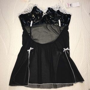 Intimate nighty with open back and 4 sexy slits