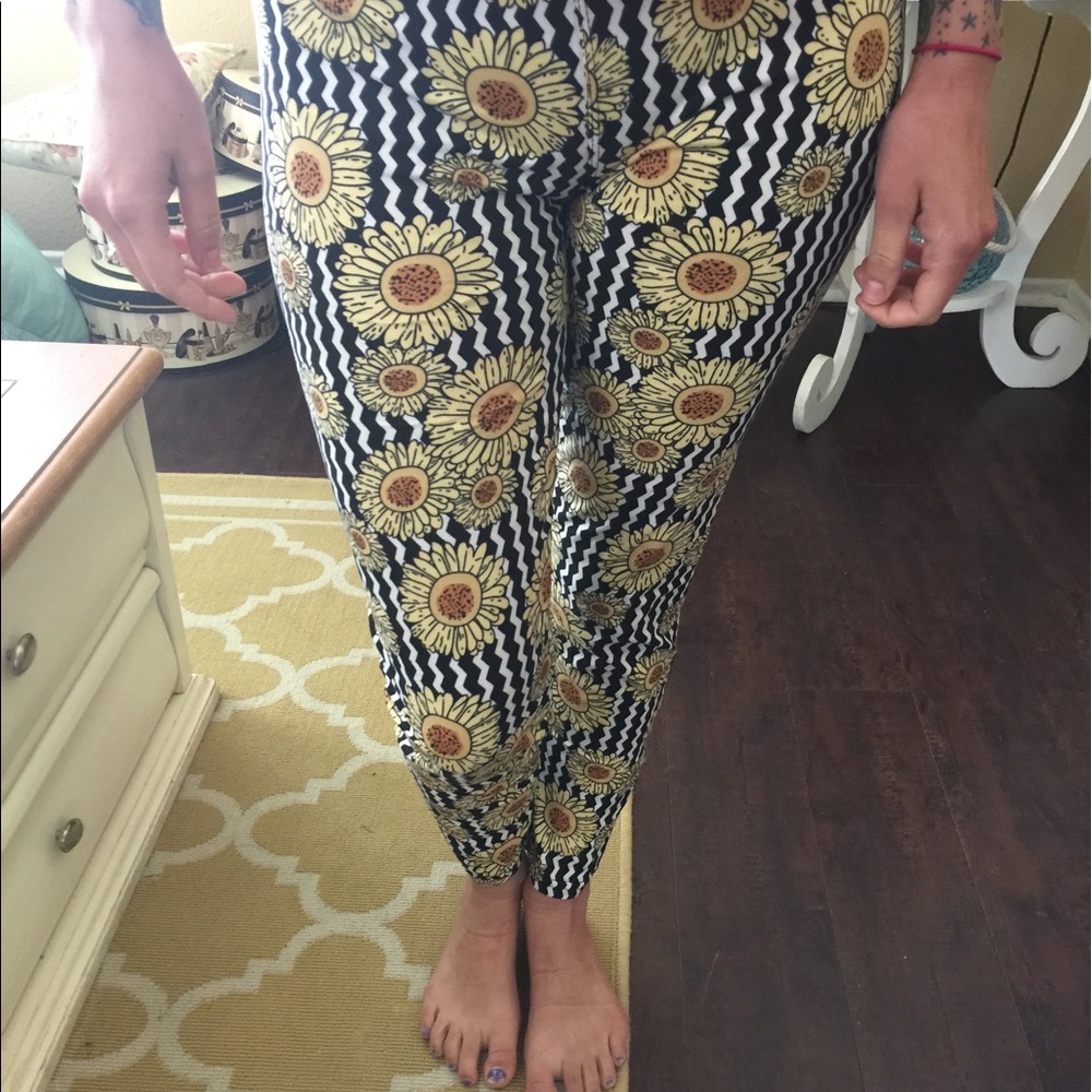 Sunflower leggings. Soft like lularoe - Picture 3 of 3