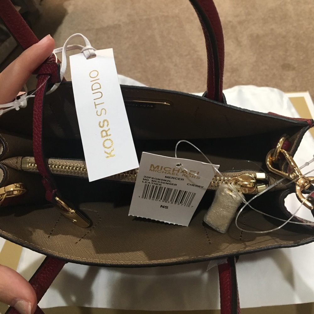 Tonight only!! 🎄 Michael Kors Mercer Purse - Picture 4 of 4