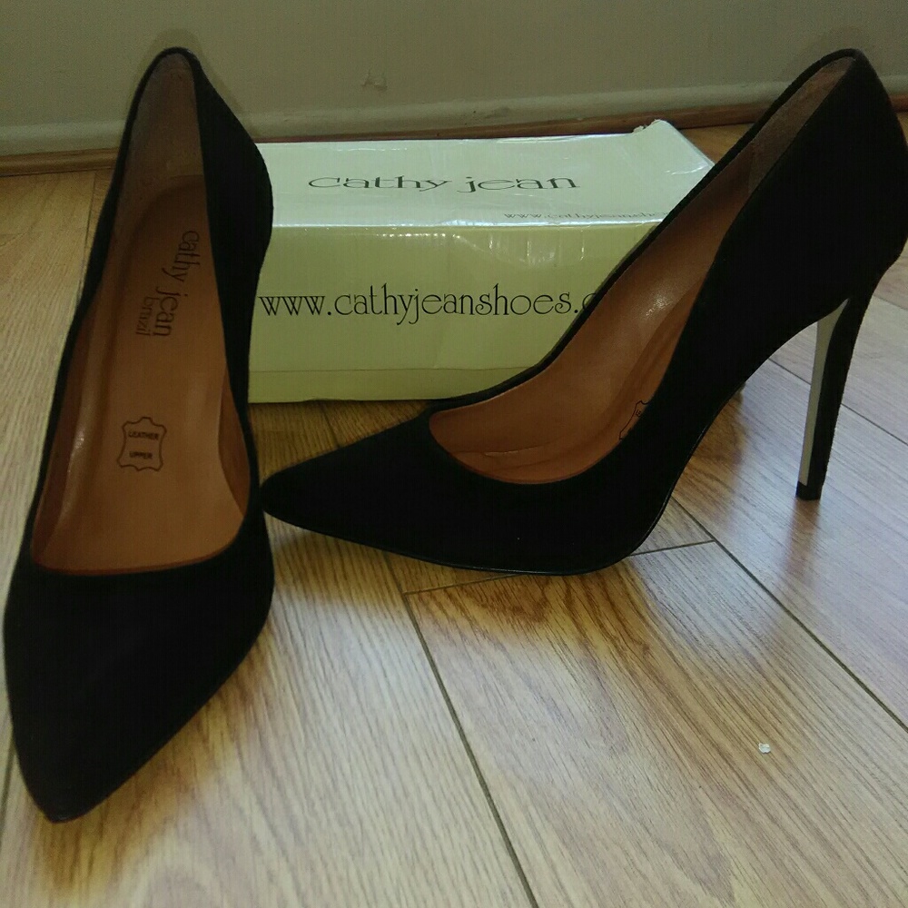 Black Pumps