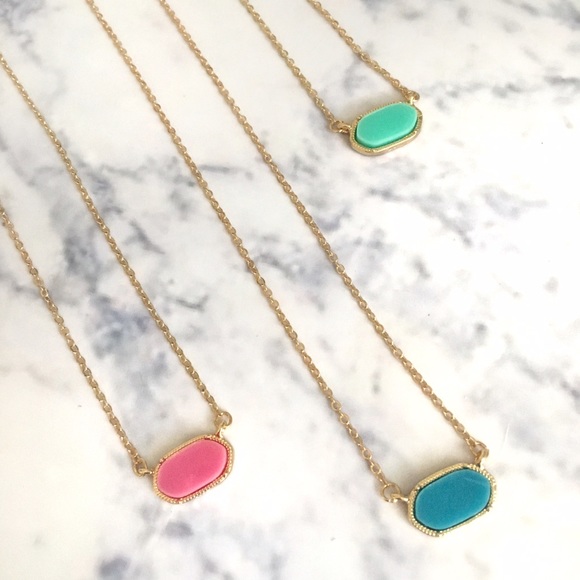 Jewelry - Delicate Pendant Necklace