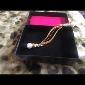 Pearl brooch