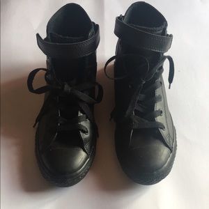 SALE!!!! Converse (Size 8 in women)