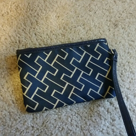 A Tommy Hilfiger wristlet used - Picture 2 of 4