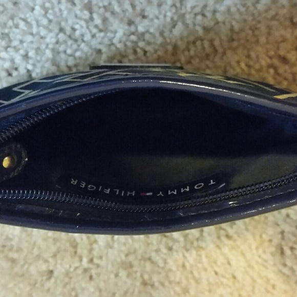 A Tommy Hilfiger wristlet used - Picture 3 of 4