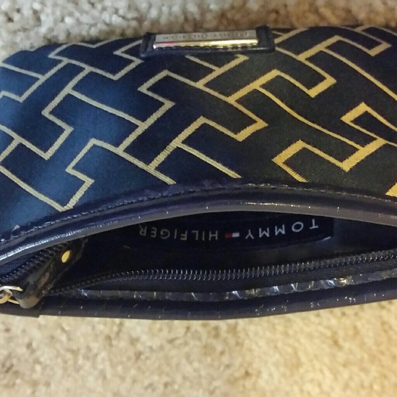 A Tommy Hilfiger wristlet used - Picture 4 of 4