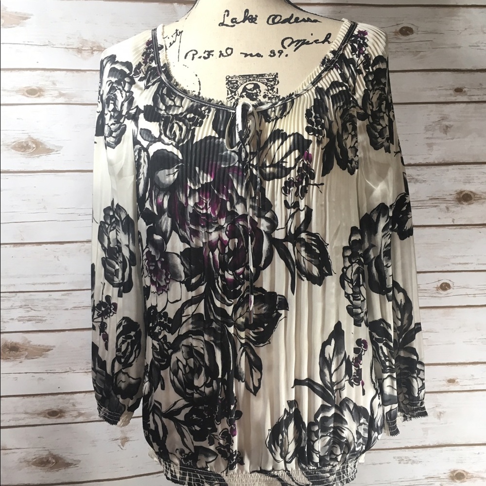 Black House White Market floral M top medium