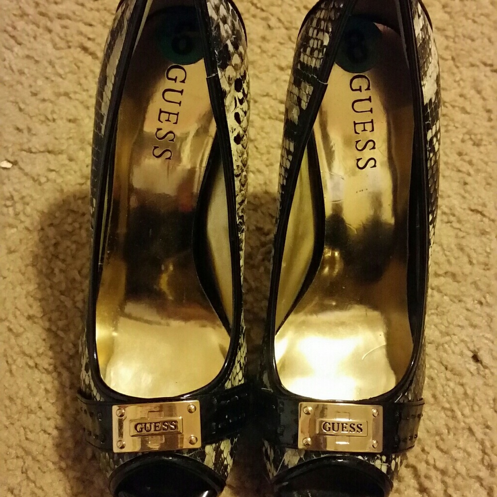 Guess pumps
