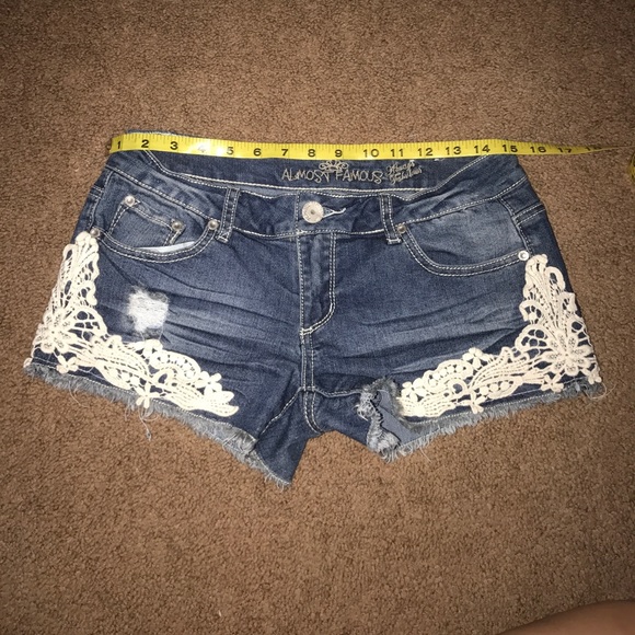 ⚠️SOLD⚠️Lace jean shorts - Picture 4 of 5