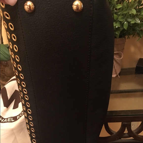 Sold - Picture 3 of 5