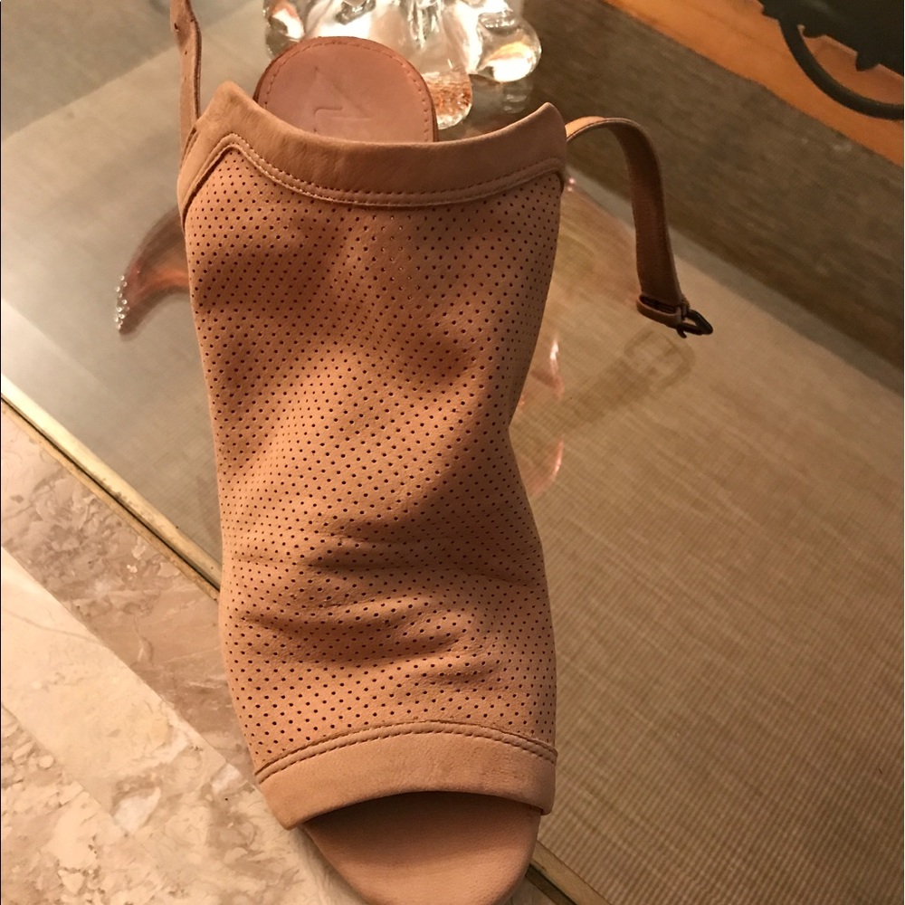 Cute Naya Luxor Wedge Sandal🌻