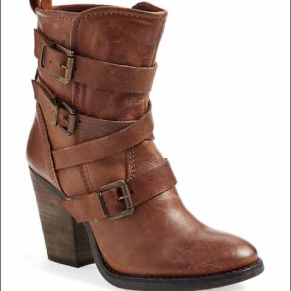 Slouchy belted boots