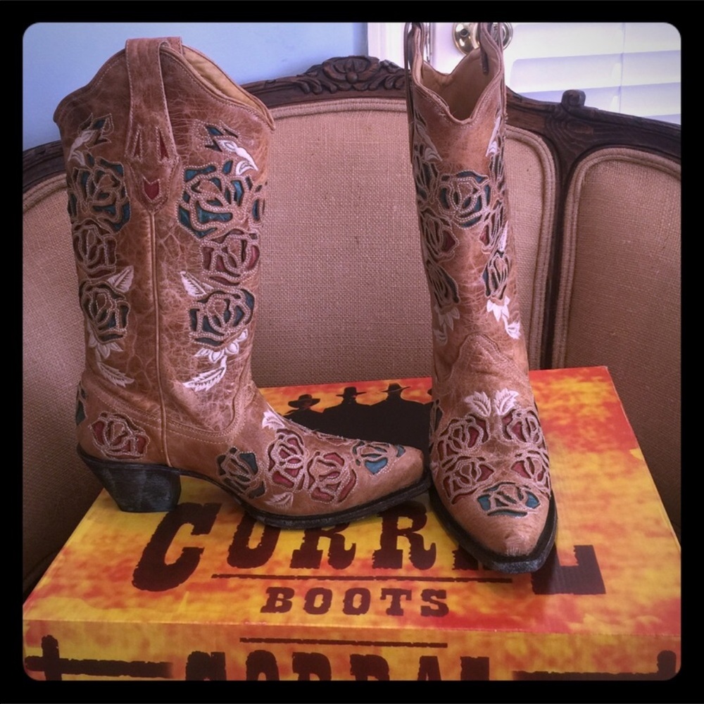 CORRAL BOOTS IN EXCELLENT CONDITION