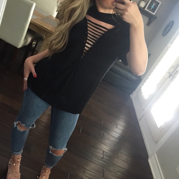 SALE⭐️LAST1•Black Stitched Tee - Picture 3 of 5