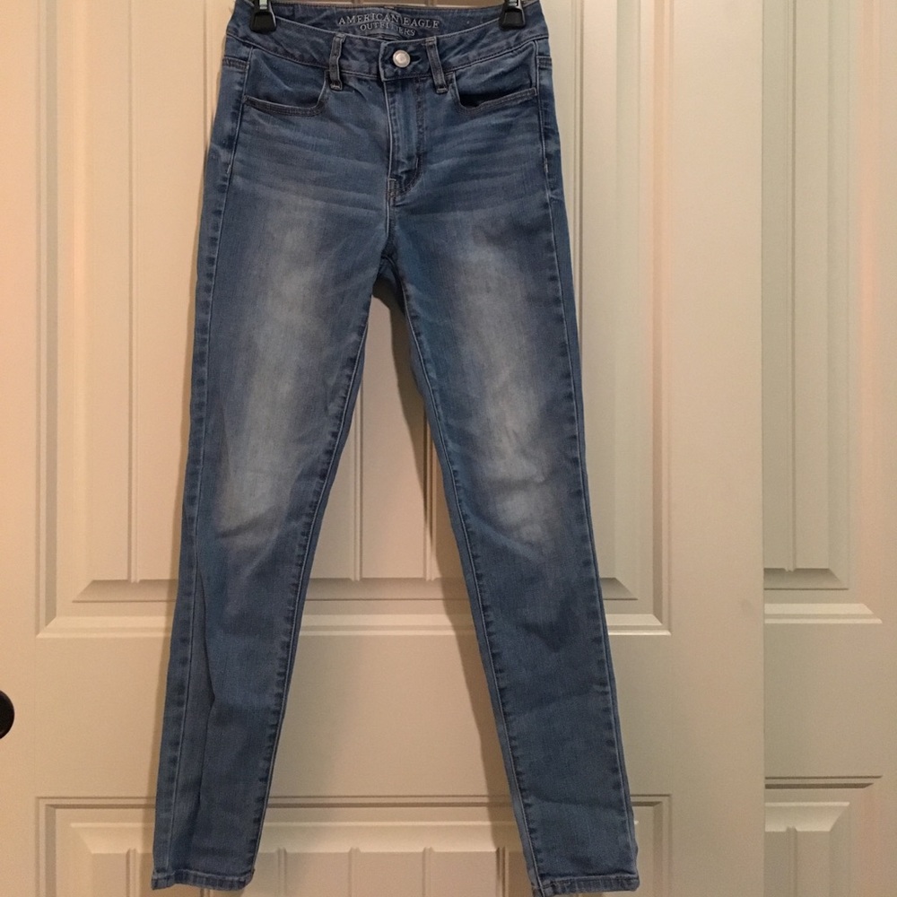 American Eagle • Light wash Jeans
