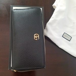 Women's wallet "offer up"