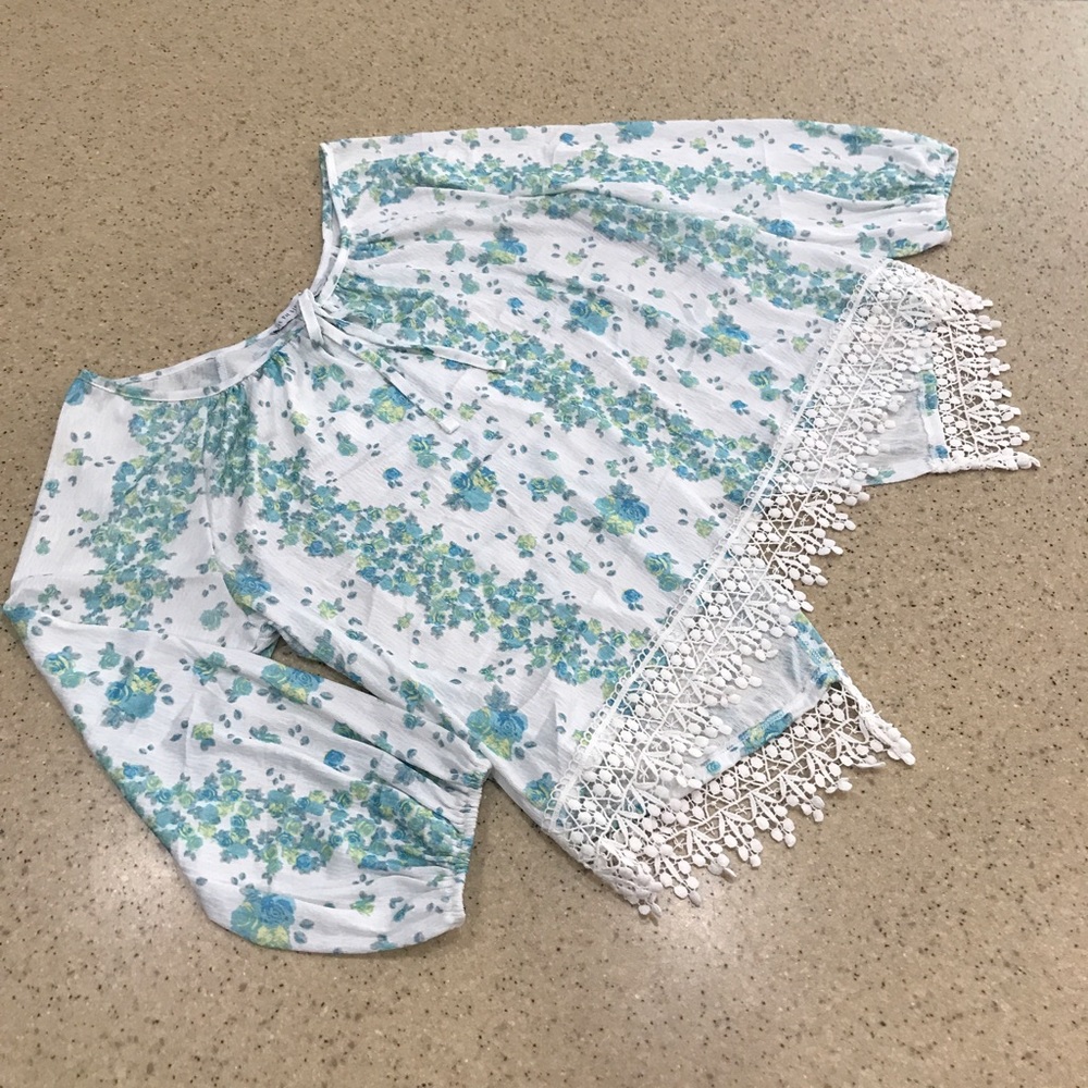 Light weight springtime split back top.