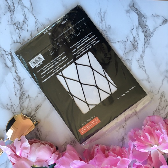 ❗️Flash Sale! "Kylie" Wide Diamond Fishnet Tights - Picture 7 of 8