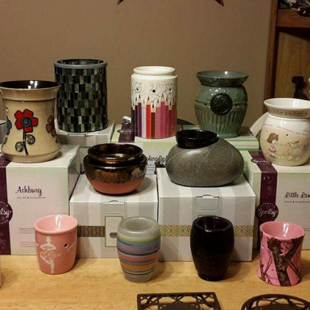 Scentsy lot 9 warmers 10 scentsy stands.
