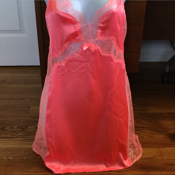🆕 NWT Medium VS pink/coral lingerie/slip w/ lace - Picture 6 of 6