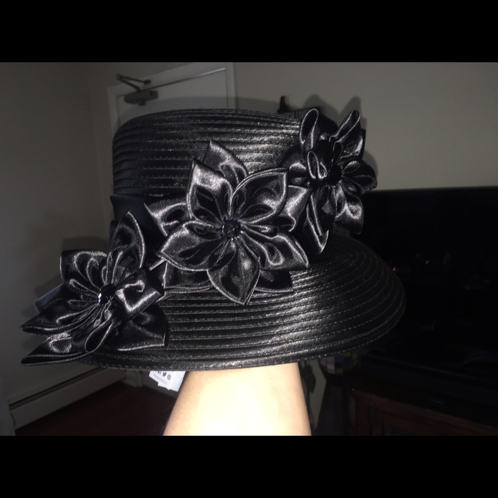 August hat company NWT