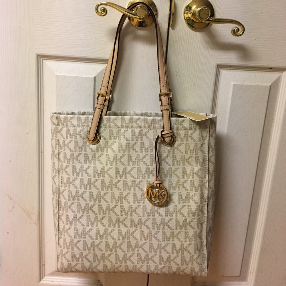 NWT Michael Kors Signature Tote Vanilla color