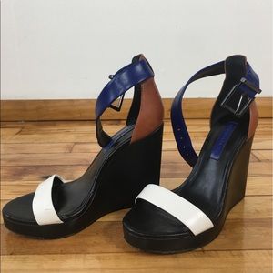 BCBG MAXAZRIA WEDGE SANDALS