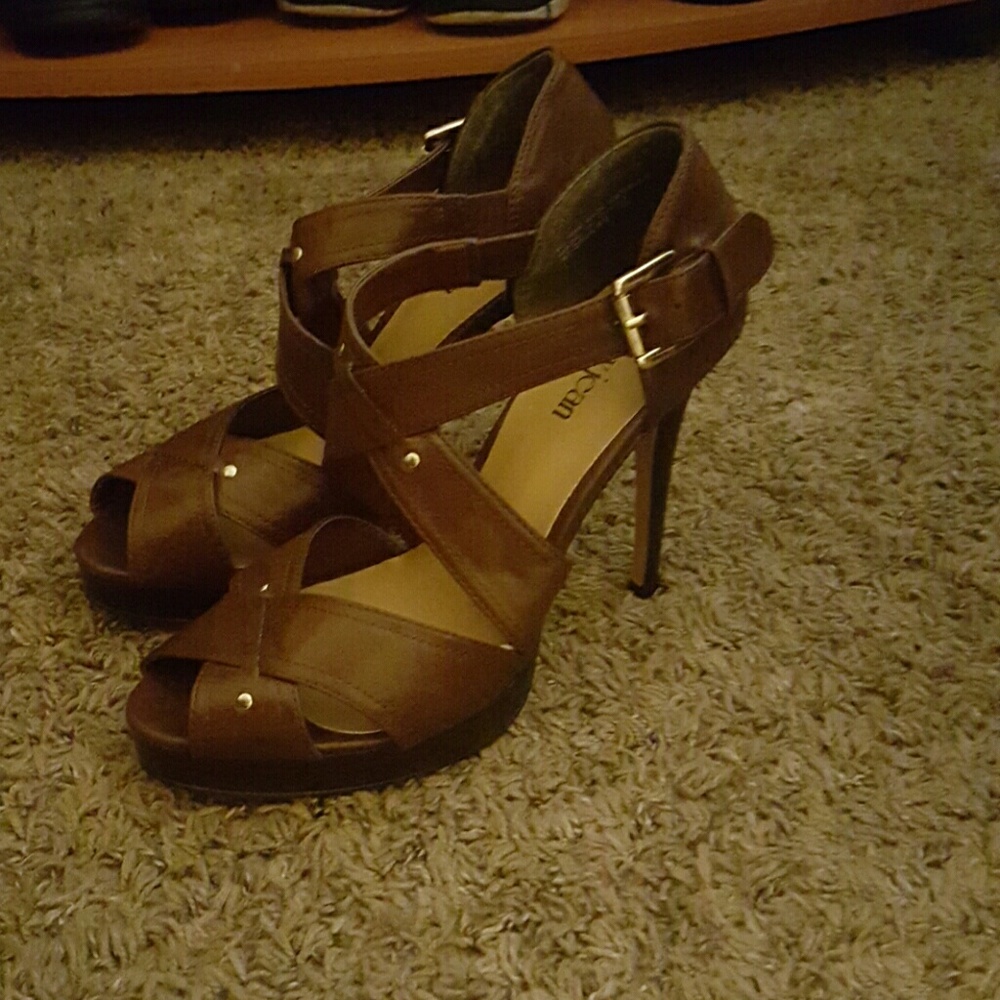 Memorial weekend sale  Cathy Jean peep toe