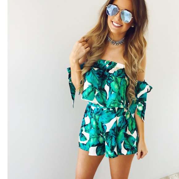 Palm Leaf Crop Top Plus Shorts Set - Picture 2 of 5