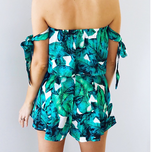Palm Leaf Crop Top Plus Shorts Set - Picture 4 of 5
