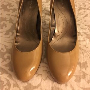 Beautiful Tahari nude pumps