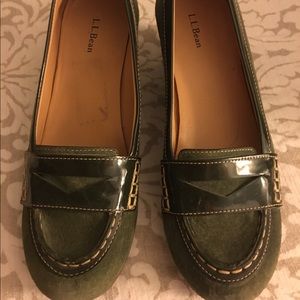 Adorable green suede wedges