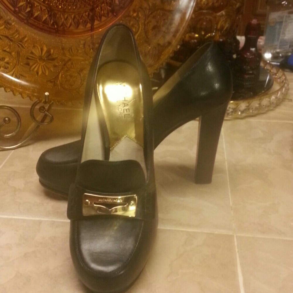 MK Classic Gold Plate Logo Pumps