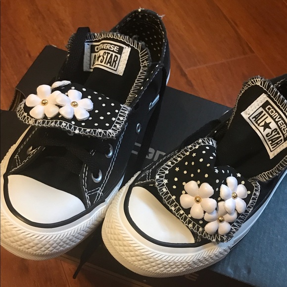 black converse with flowers