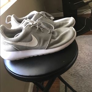 Gray Nike roshes!