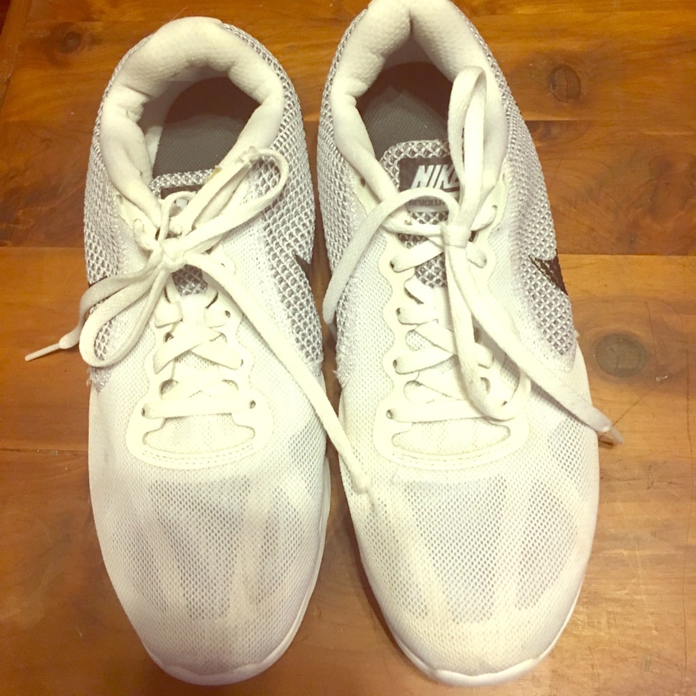 Nike women's size 9 white like new