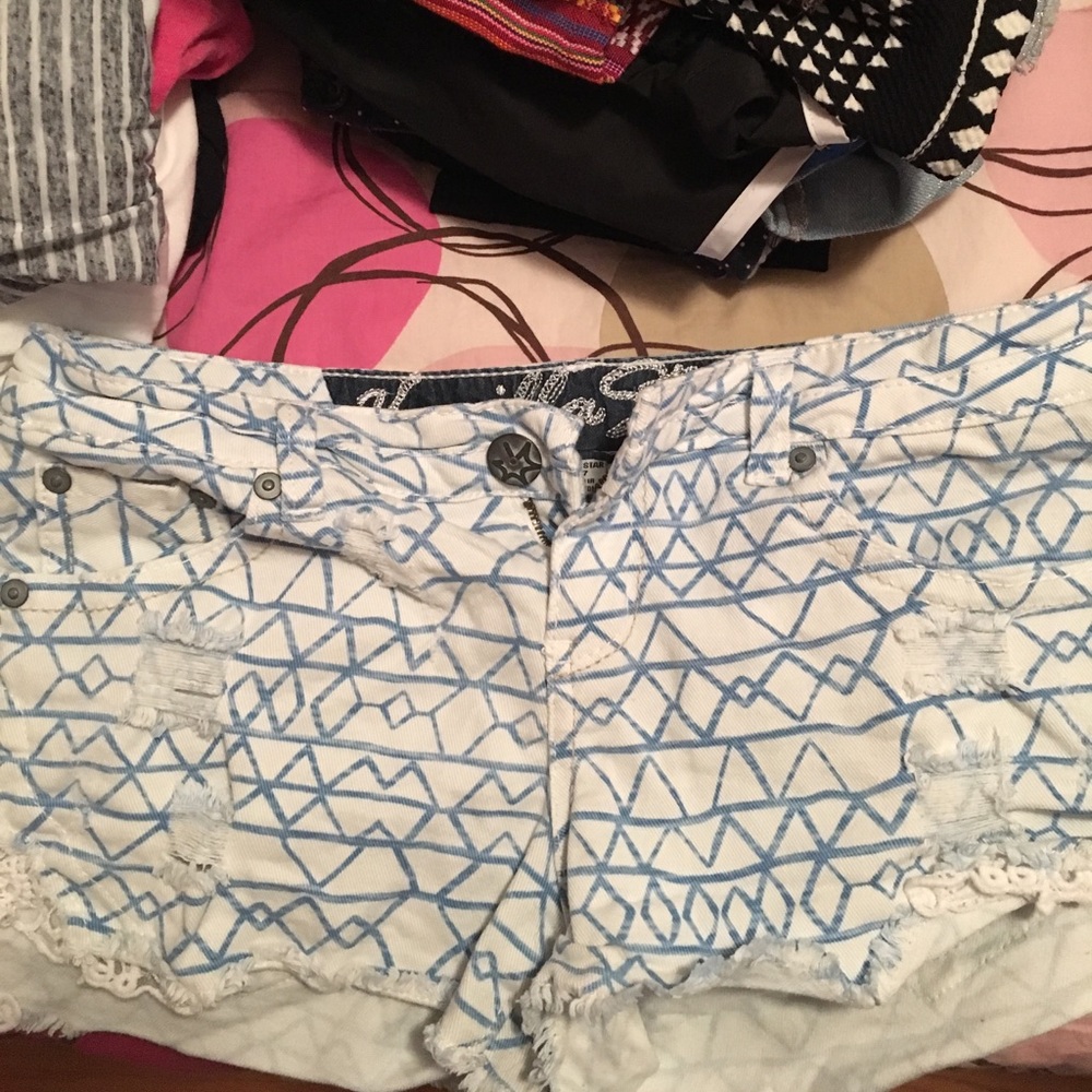 BLUE AND WHITE RIPPED SHORTS