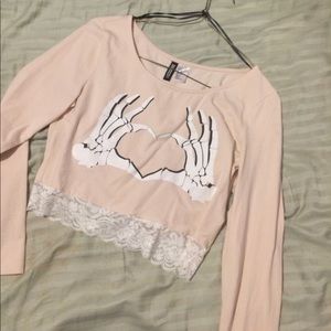 NWOT skull hands top!!