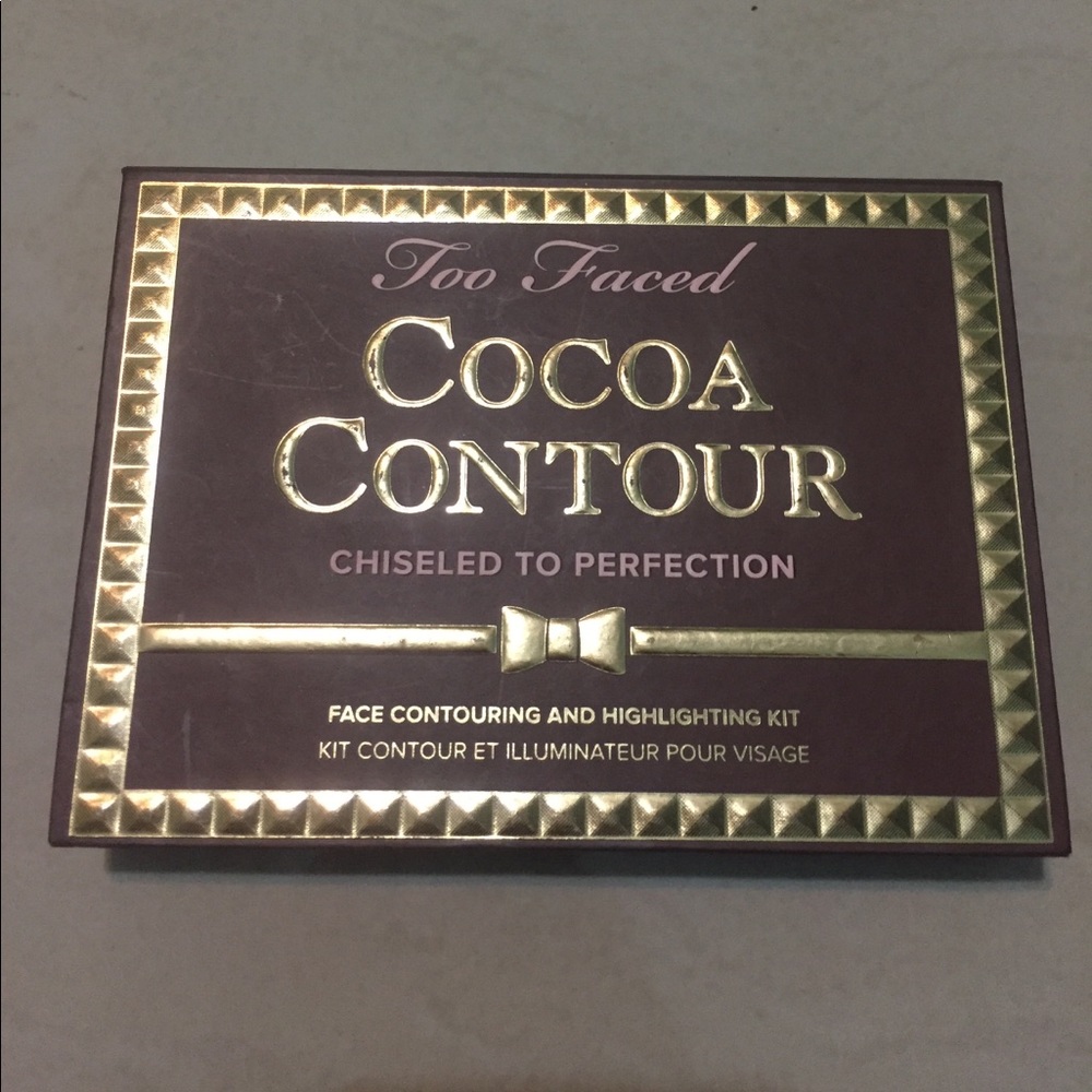 A too faced contour palette. Smells like chocolate
