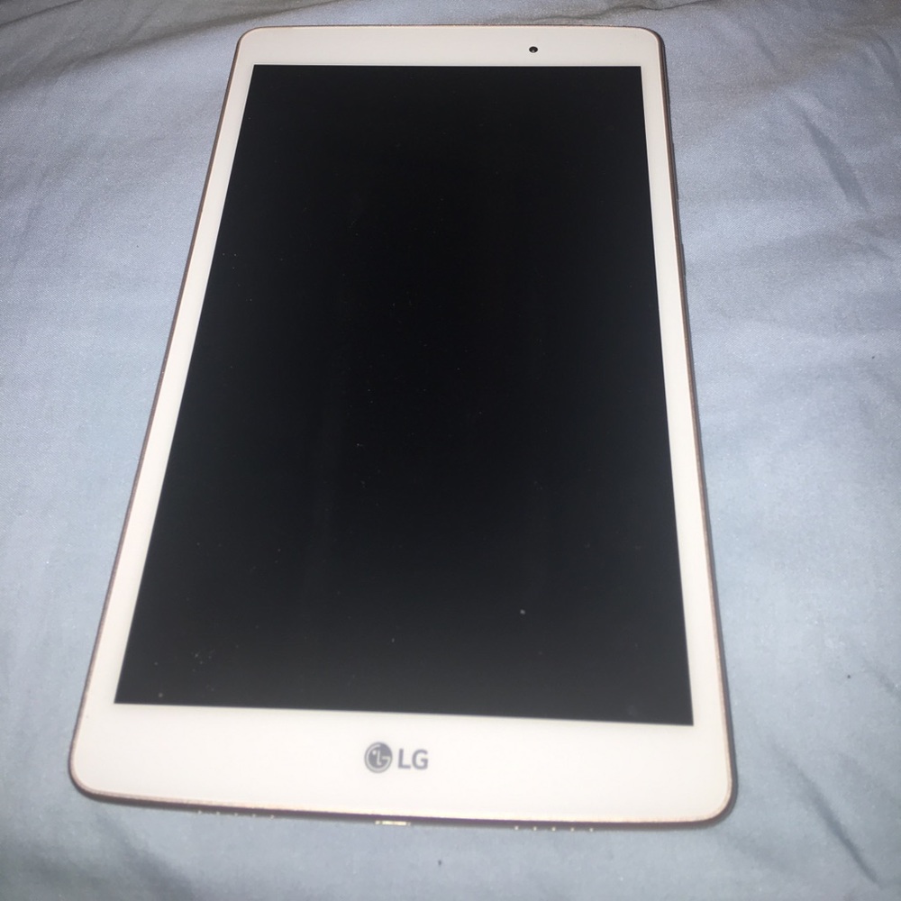 BEAUTIFUL WHITE LG G PAD CHARGER AND CASE INCLUDED