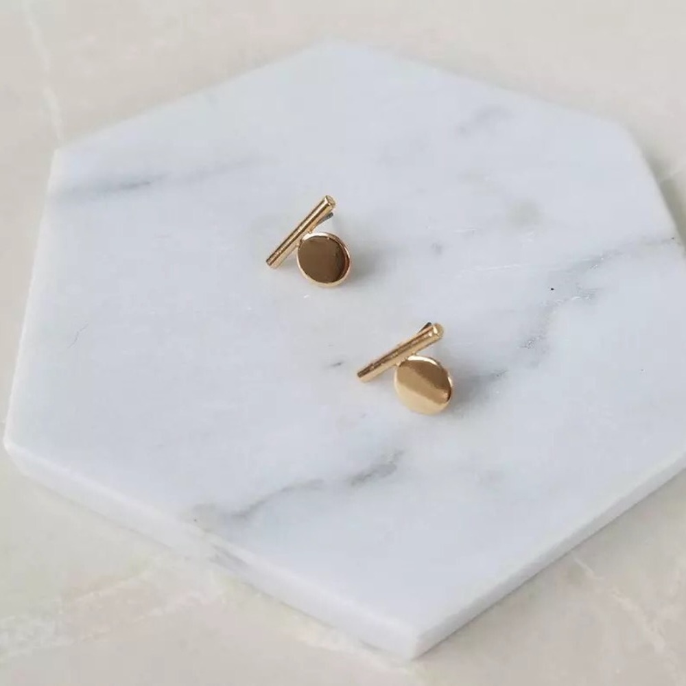 Gold circle stud - Picture 2 of 3