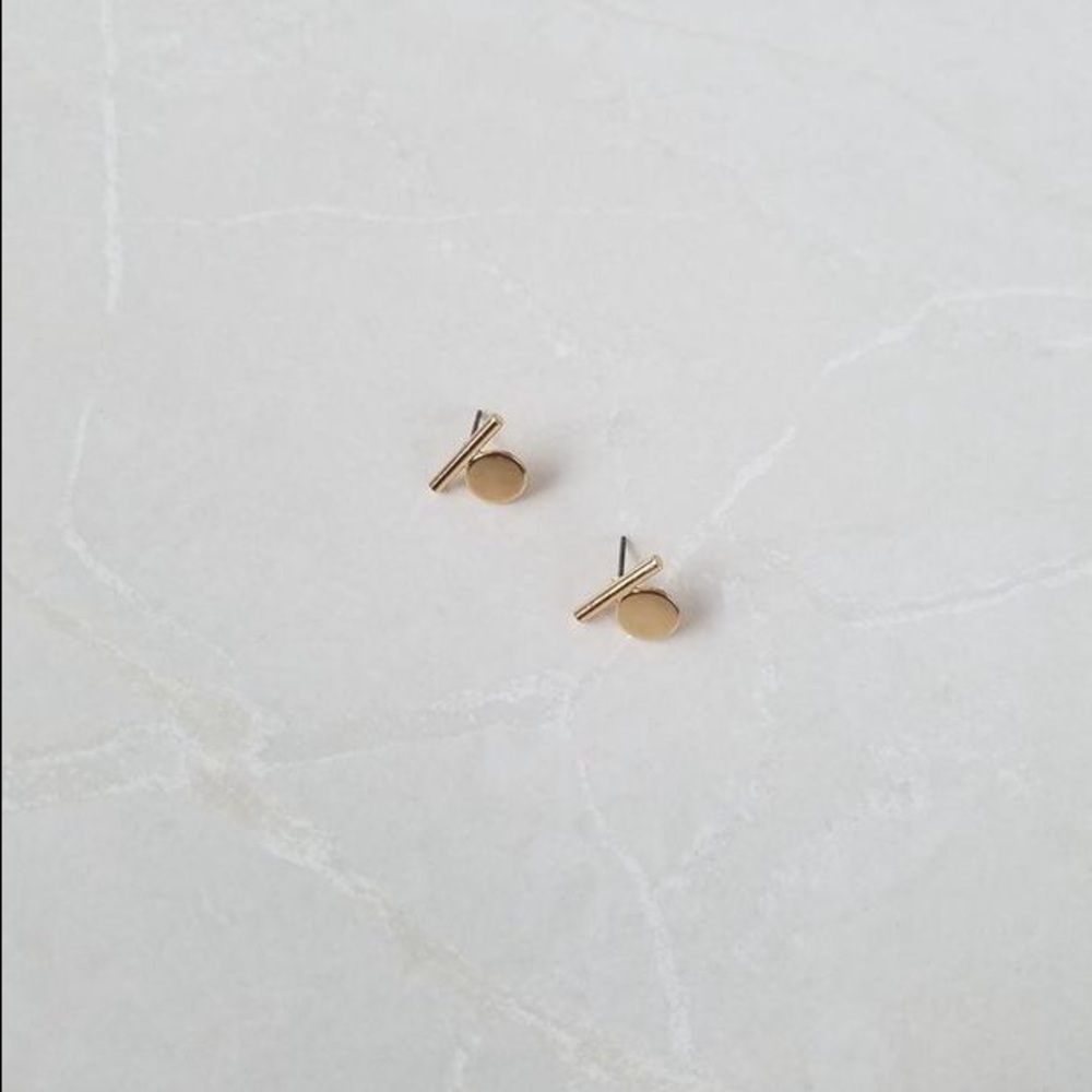Gold circle stud - Picture 3 of 3