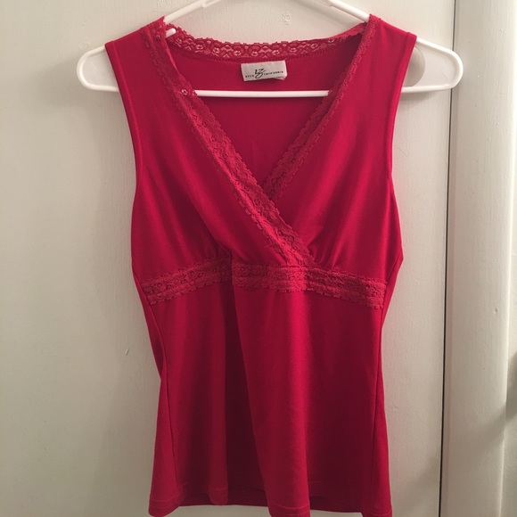 Sleeveless Red V-neck Top - Picture 1 of 3
